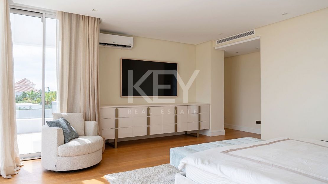 Elegante villa en Los Flamingos con vistas al mar