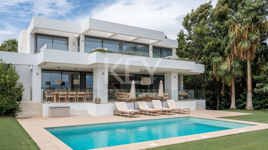 Elegante villa en Los Flamingos con vistas al mar