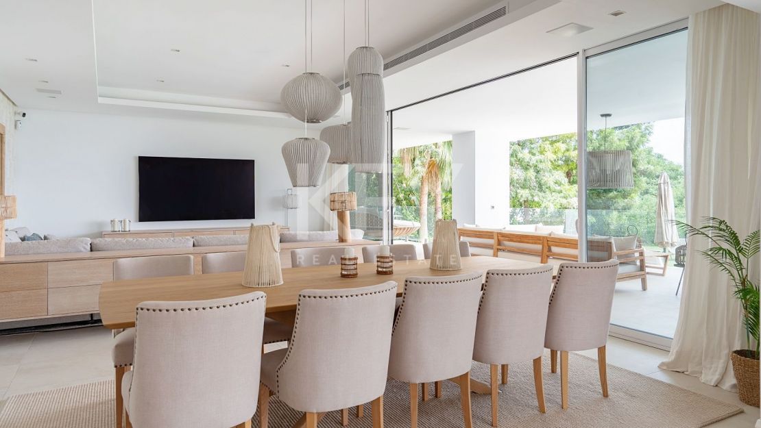 Elegante villa en Los Flamingos con vistas al mar