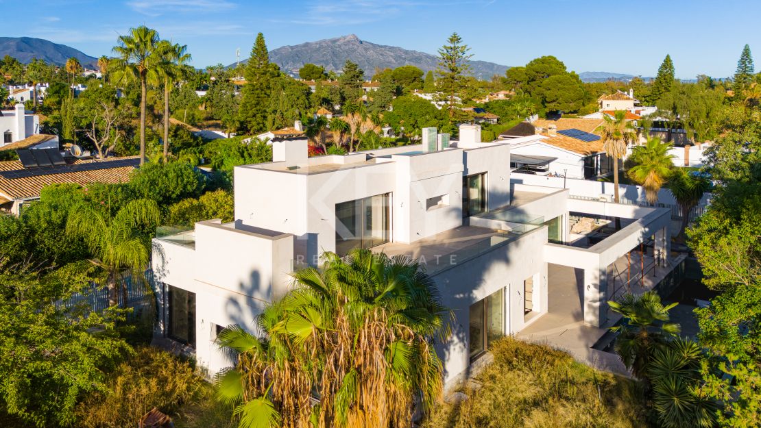 Современная вилла с четырьмя спальнями в Гвадальмина-Баха рядом с полем для гольфа и пляжем