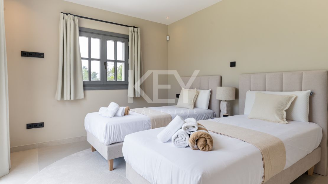 Элегантная вилла Solana рядом с Atalaya Gol с современным комфортом и стилем