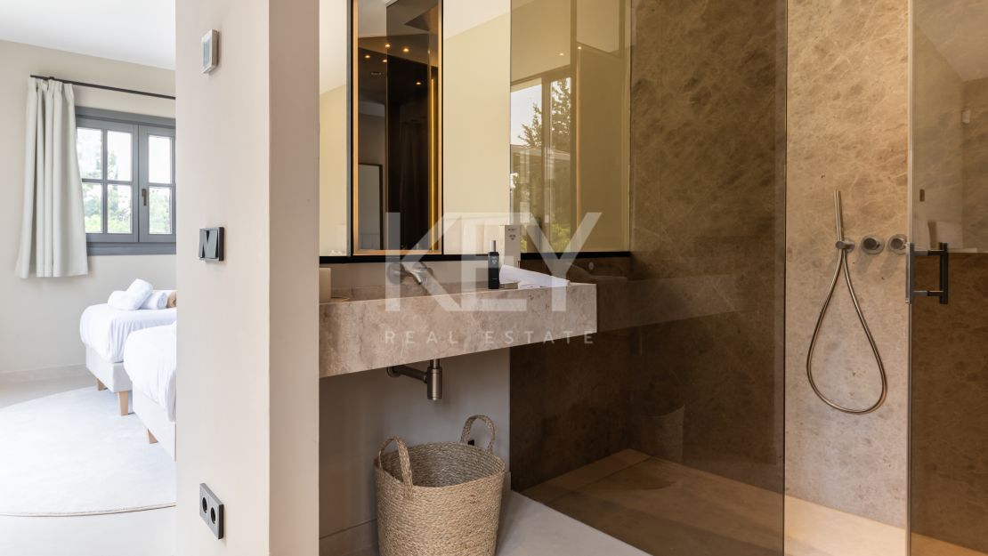 Элегантная вилла Solana рядом с Atalaya Gol с современным комфортом и стилем