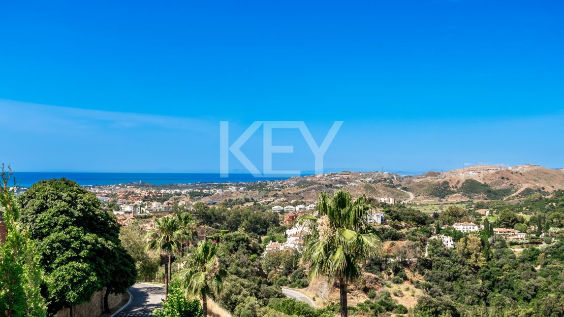 Вилла в андалузском стиле с панорамным видом на море, горы и поле для гольфа в Ла-Квинта, Бенахавис