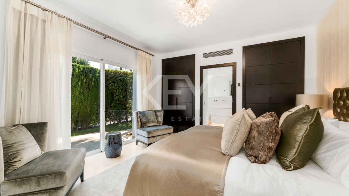 Вилла в андалузском стиле с панорамным видом на море, горы и поле для гольфа в Ла-Квинта, Бенахавис