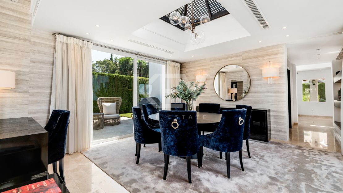 Вилла в андалузском стиле с панорамным видом на море, горы и поле для гольфа в Ла-Квинта, Бенахавис