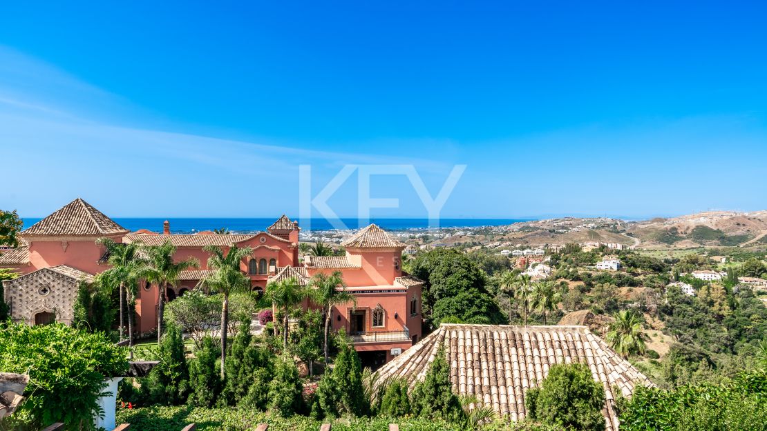 Вилла в андалузском стиле с панорамным видом на море, горы и поле для гольфа в Ла-Квинта, Бенахавис