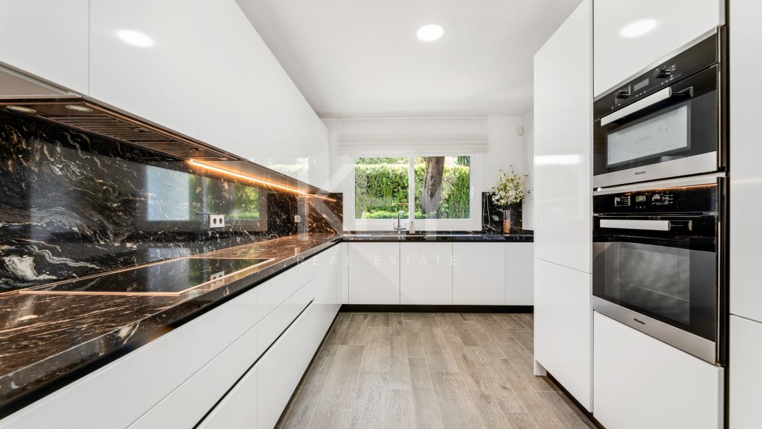 Вилла в андалузском стиле с панорамным видом на море, горы и поле для гольфа в Ла-Квинта, Бенахавис