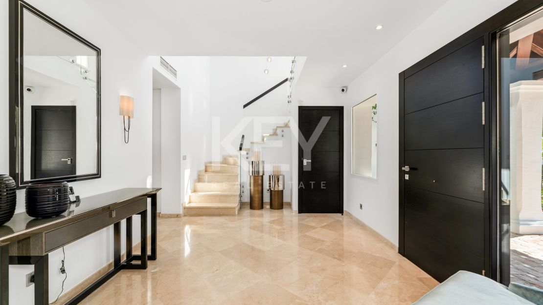 Вилла в андалузском стиле с панорамным видом на море, горы и поле для гольфа в Ла-Квинта, Бенахавис