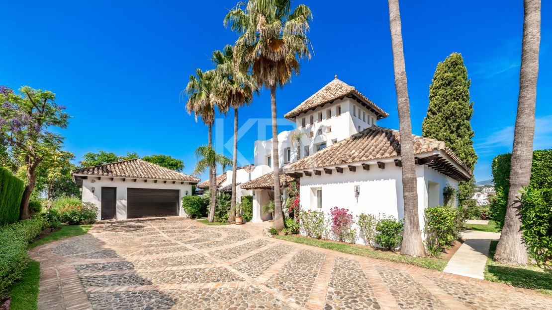 Вилла в андалузском стиле с панорамным видом на море, горы и поле для гольфа в Ла-Квинта, Бенахавис