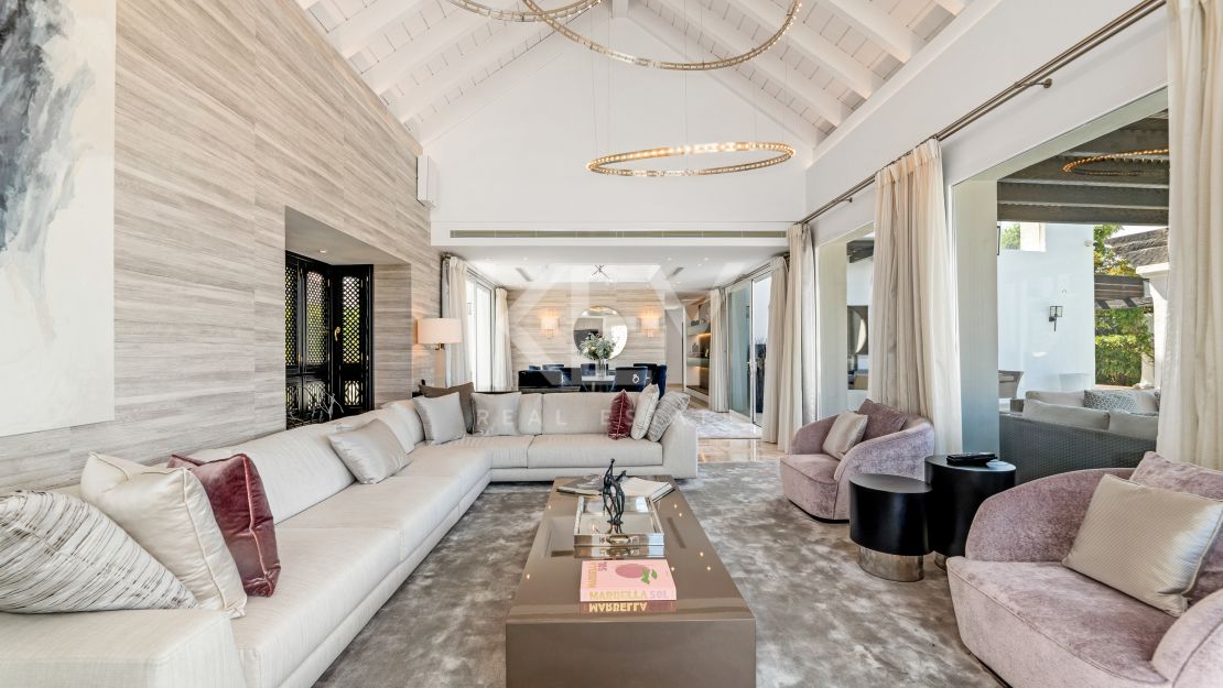 Вилла в андалузском стиле с панорамным видом на море, горы и поле для гольфа в Ла-Квинта, Бенахавис