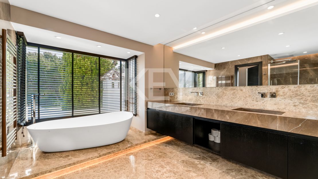 Вилла в андалузском стиле с панорамным видом на море, горы и поле для гольфа в Ла-Квинта, Бенахавис