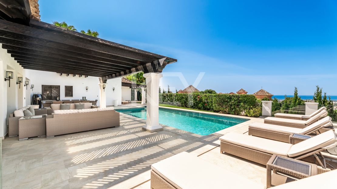 Вилла в андалузском стиле с панорамным видом на море, горы и поле для гольфа в Ла-Квинта, Бенахавис