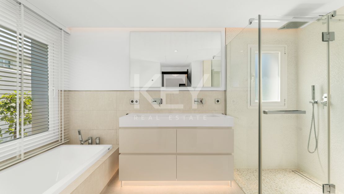 Вилла в андалузском стиле с панорамным видом на море, горы и поле для гольфа в Ла-Квинта, Бенахавис