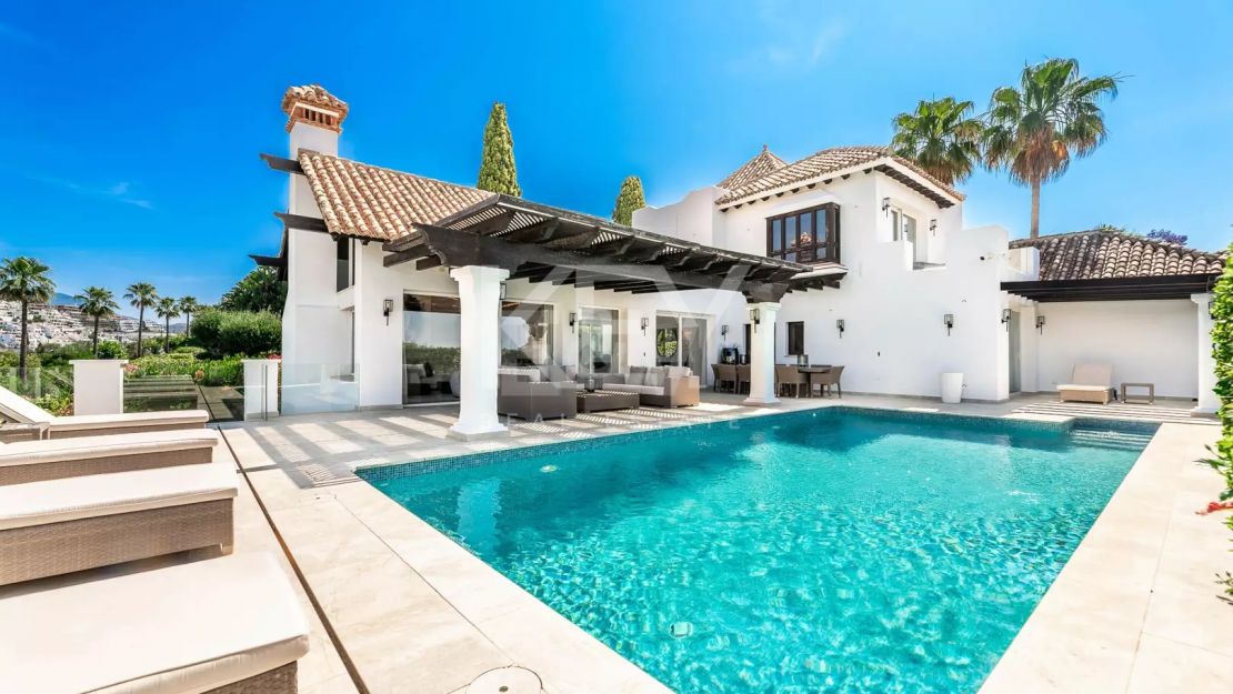 Villa de estilo andaluz con vistas panorámicas al mar, la montaña y el campo de golf en La Quinta, Benahavís.