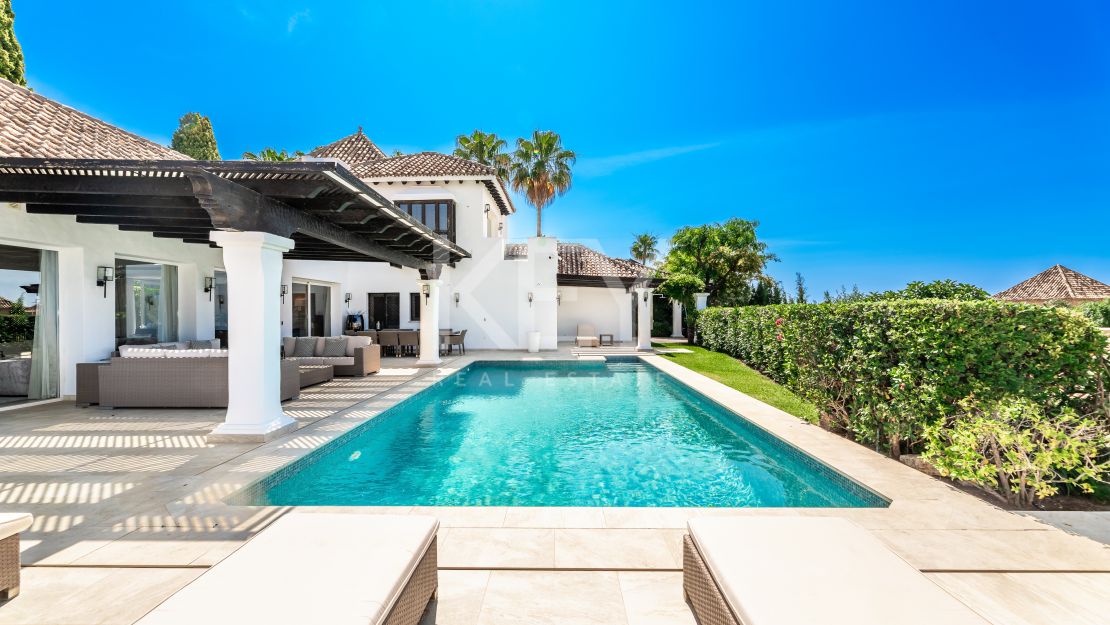 Вилла в андалузском стиле с панорамным видом на море, горы и поле для гольфа в Ла-Квинта, Бенахавис