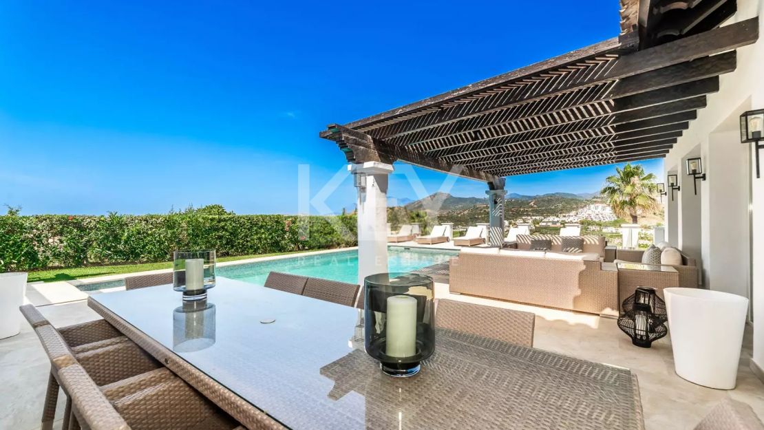 Villa de estilo andaluz con vistas panorámicas al mar, la montaña y el campo de golf en La Quinta, Benahavís.