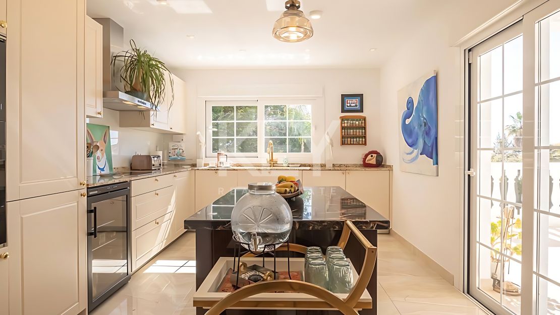 Modern villa in Paraiso Alto offering privacy, comfort, and sea views