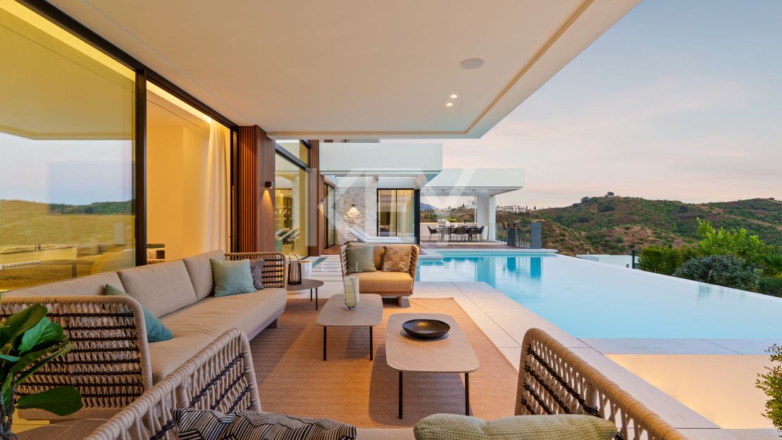 Современная вилла с видом на море и горы в Бенахависе