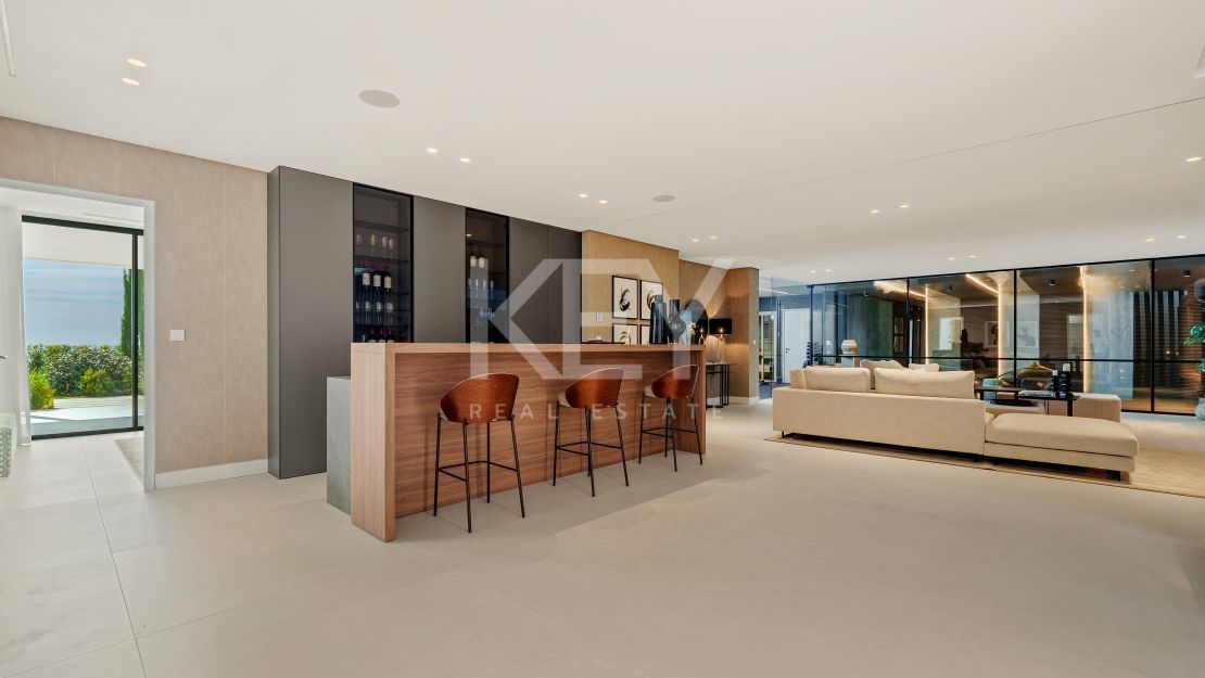 Современная вилла с видом на море и горы в Бенахависе