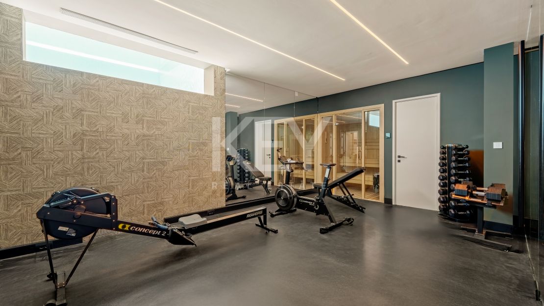 Современная вилла с видом на море и горы в Бенахависе