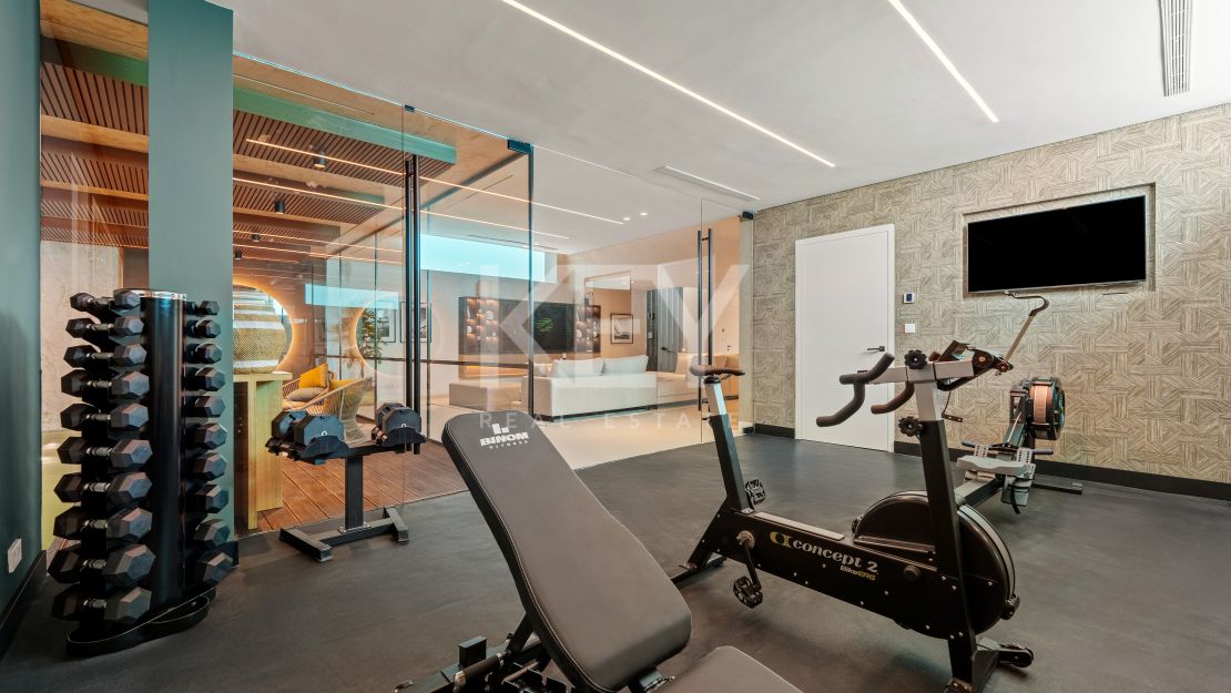 Современная вилла с видом на море и горы в Бенахависе