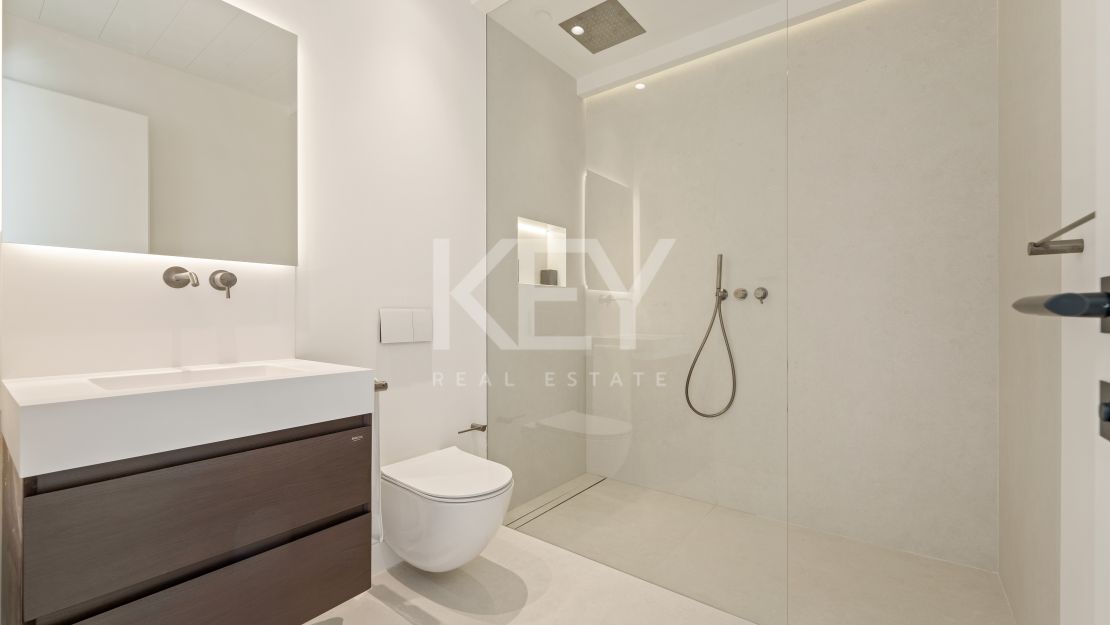 Современная вилла с видом на море и горы в Бенахависе