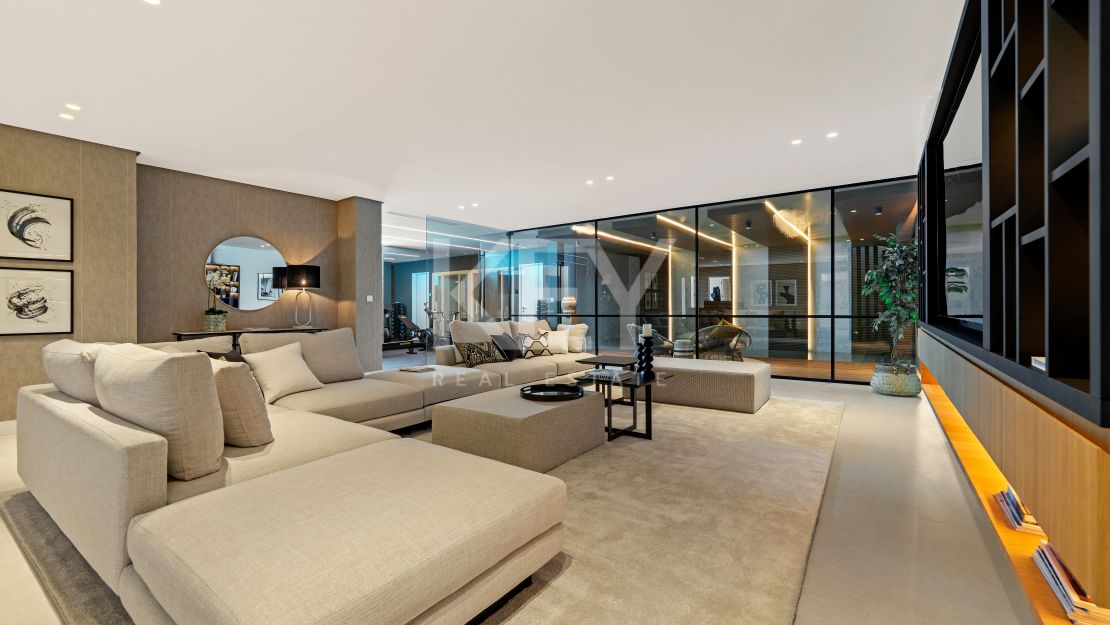 Современная вилла с видом на море и горы в Бенахависе