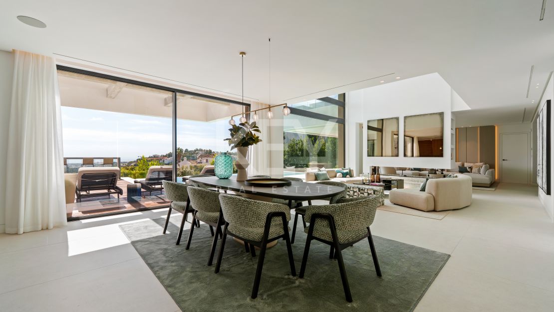 Современная вилла с видом на море и горы в Бенахависе