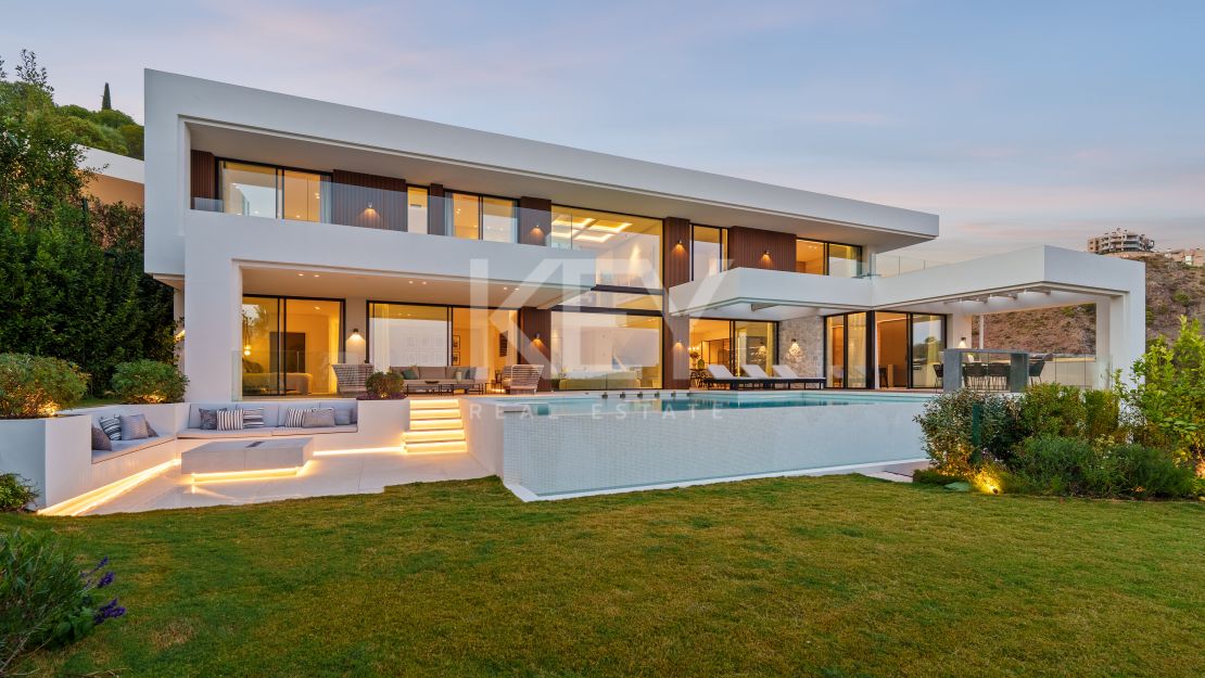 Современная вилла с видом на море и горы в Бенахависе