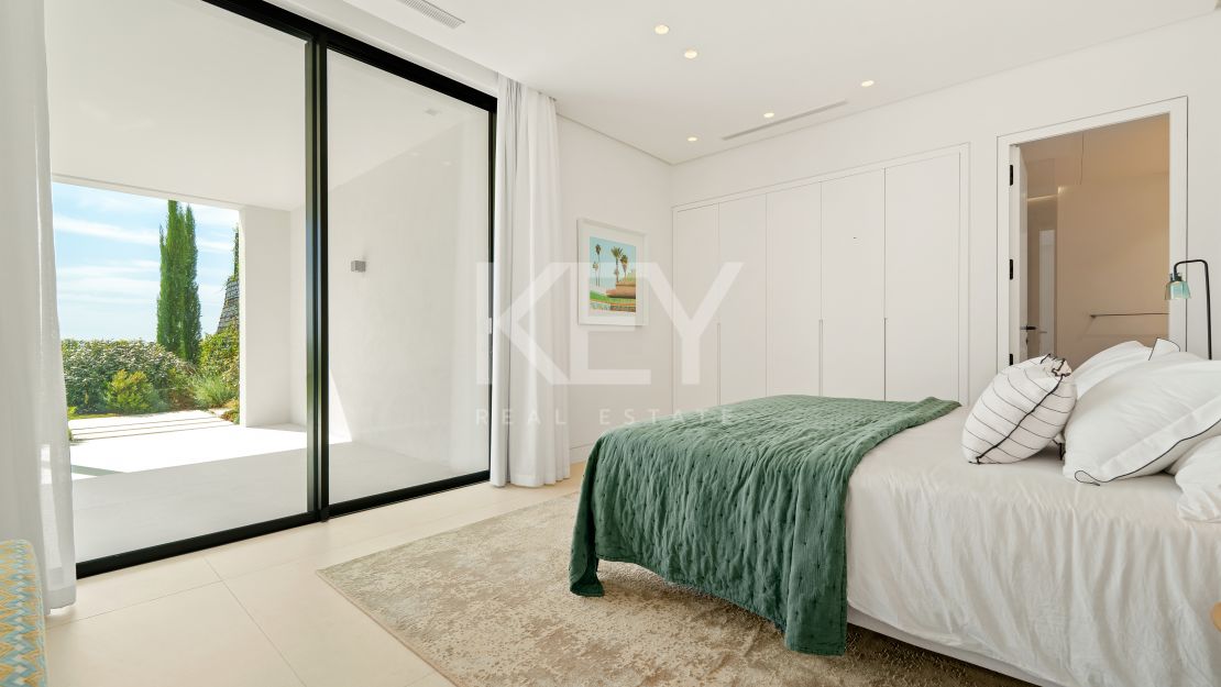 Современная вилла с видом на море и горы в Бенахависе