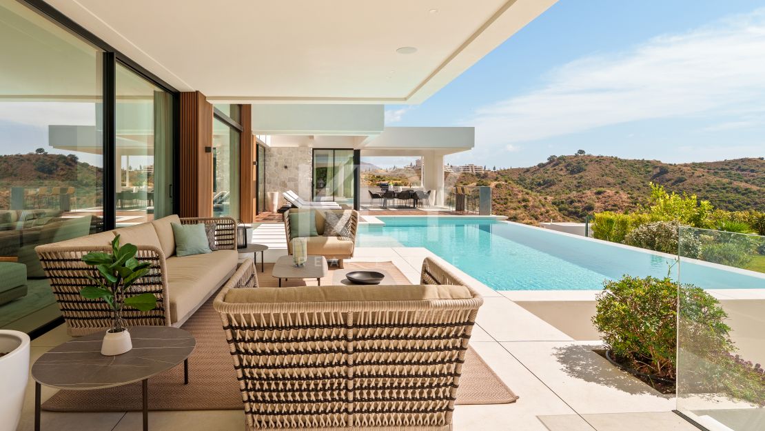 Современная вилла с видом на море и горы в Бенахависе