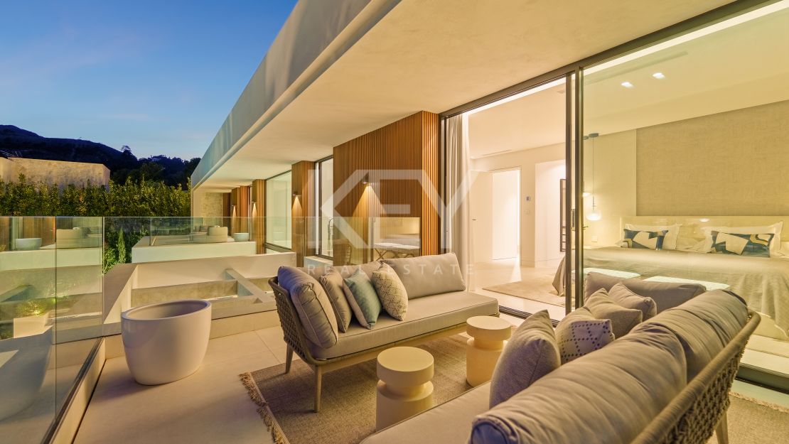 Современная вилла с видом на море и горы в Бенахависе