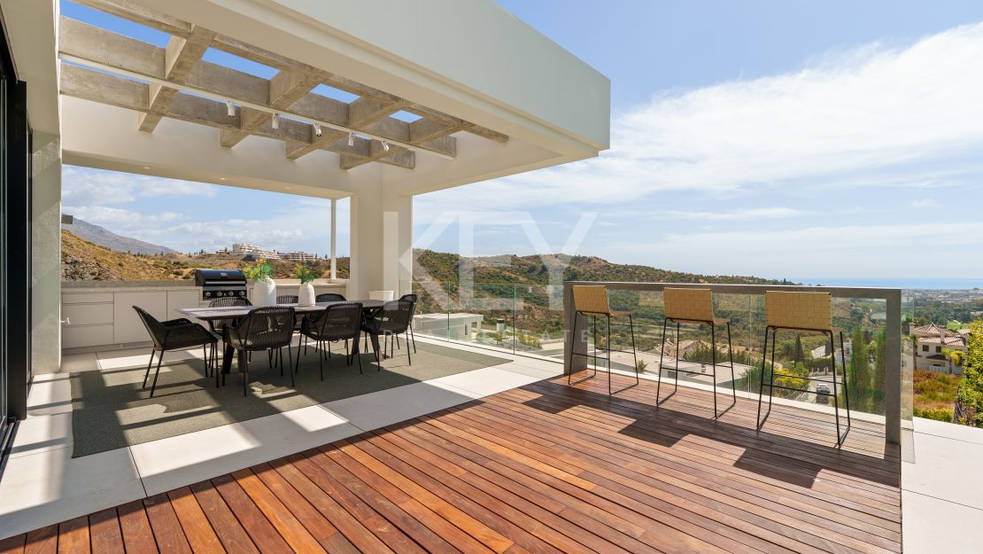 Современная вилла с видом на море и горы в Бенахависе