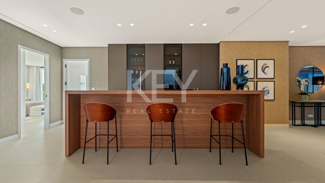 Современная вилла с видом на море и горы в Бенахависе