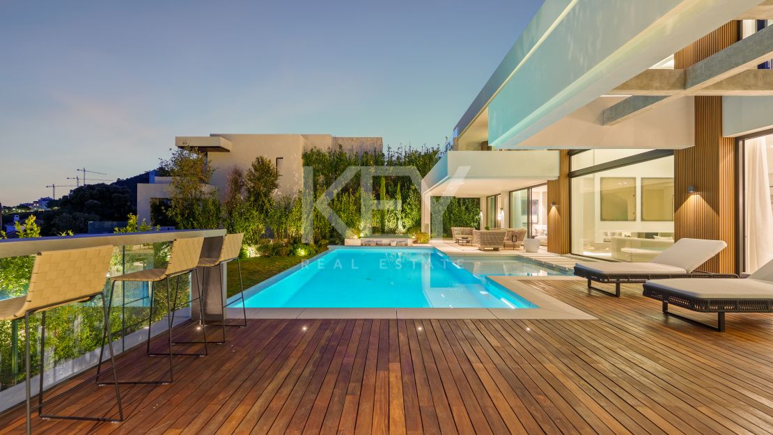 Современная вилла с видом на море и горы в Бенахависе