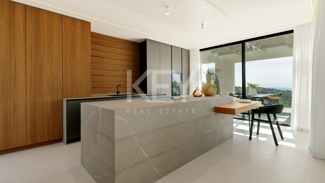 Современная вилла с видом на море и горы в Бенахависе