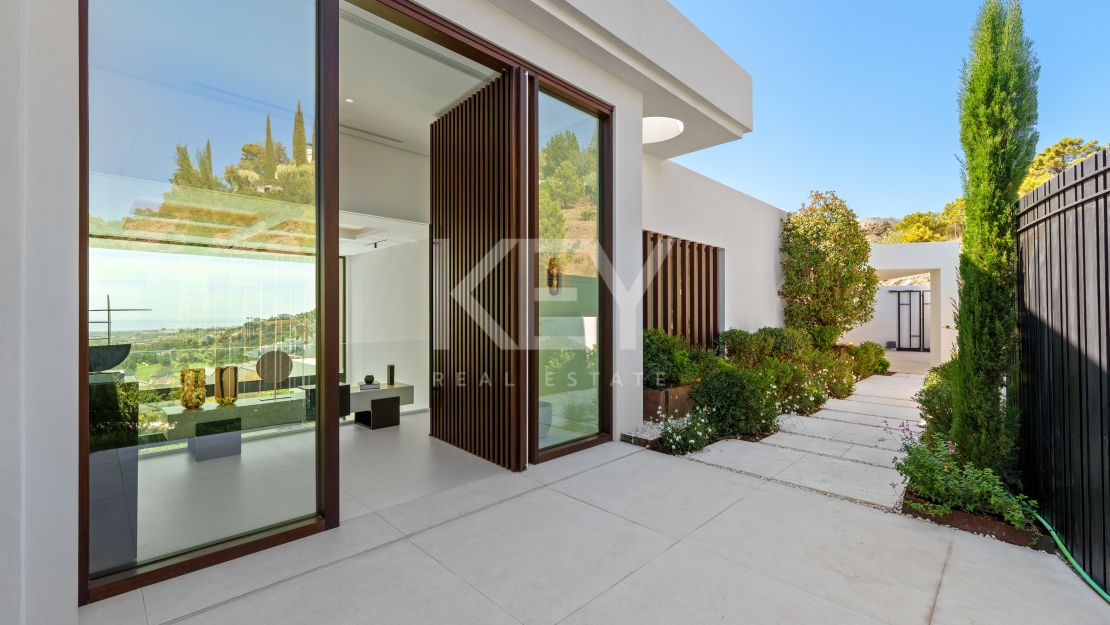 Современная вилла с видом на море и горы в Бенахависе