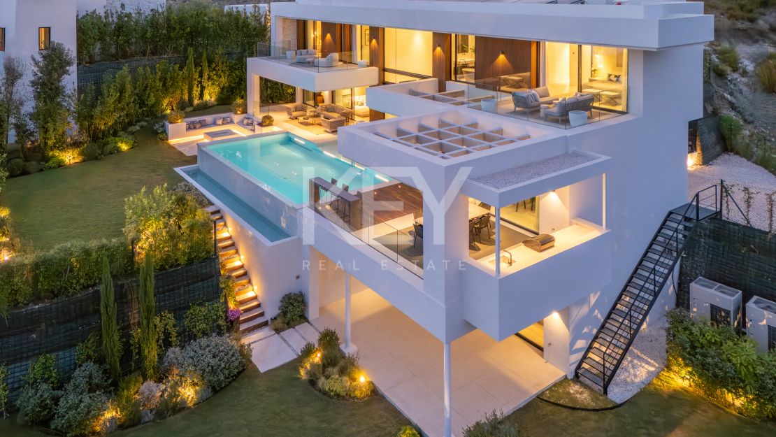 Современная вилла с видом на море и горы в Бенахависе