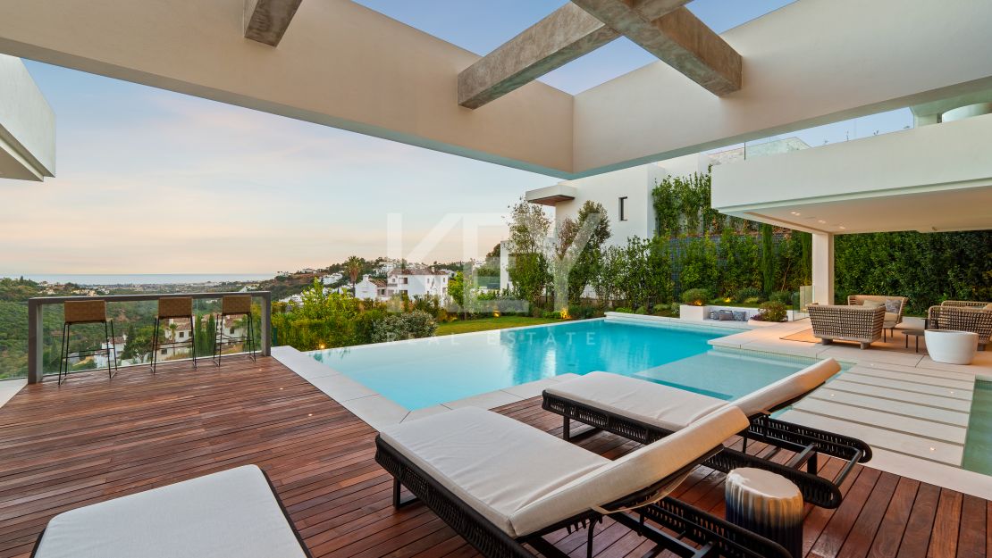 Современная вилла с видом на море и горы в Бенахависе