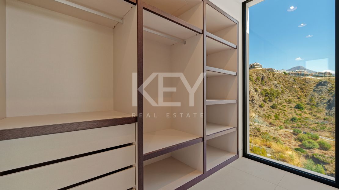 Современная вилла с видом на море и горы в Бенахависе