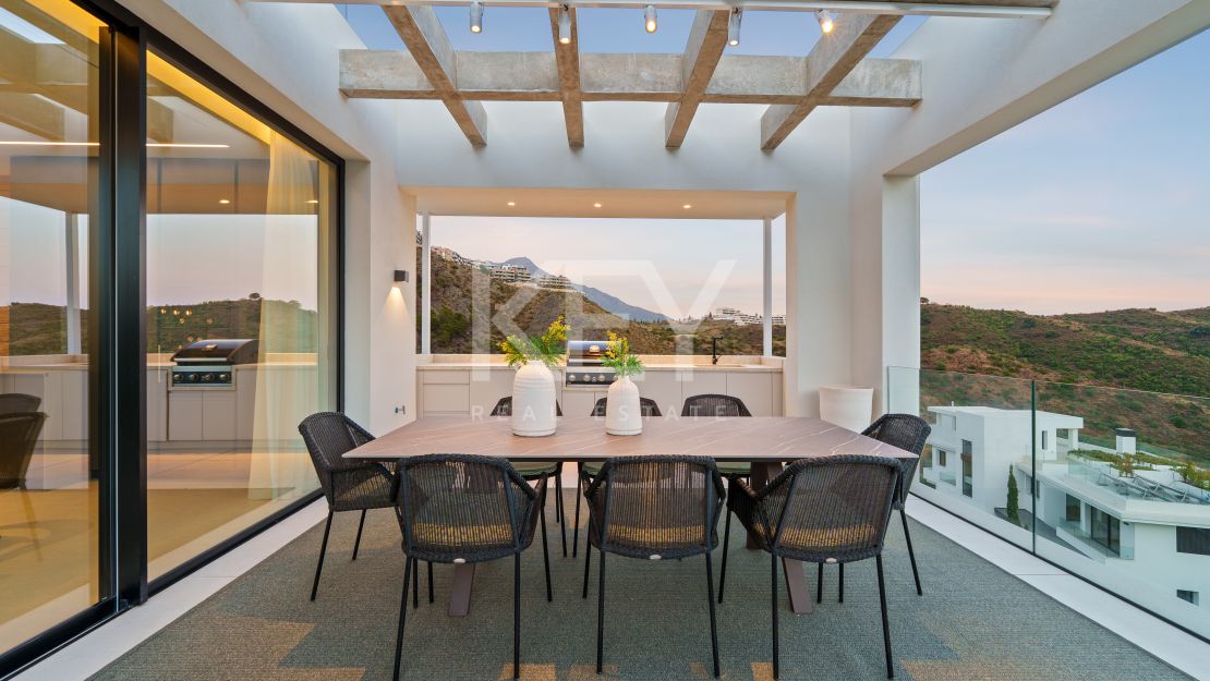 Современная вилла с видом на море и горы в Бенахависе