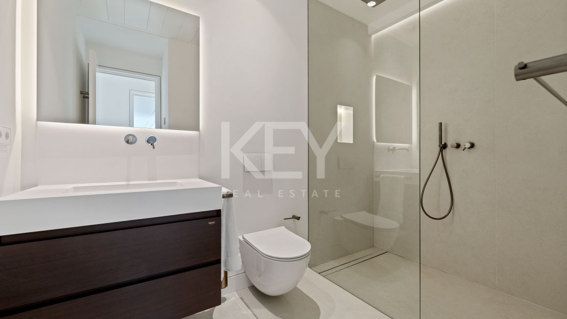 Современная вилла с видом на море и горы в Бенахависе