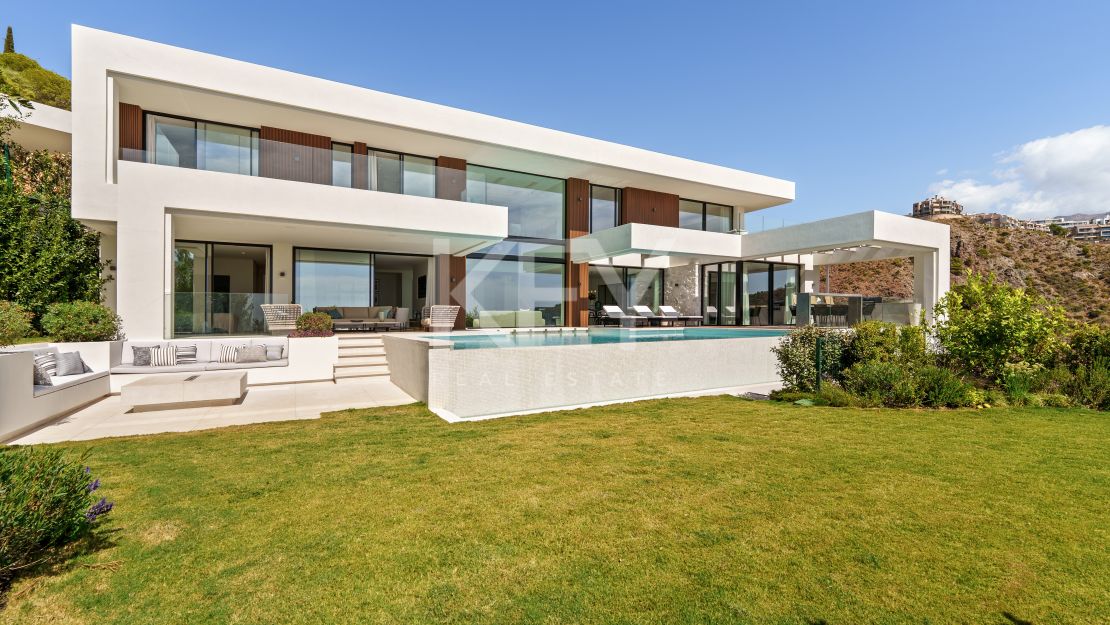 Современная вилла с видом на море и горы в Бенахависе