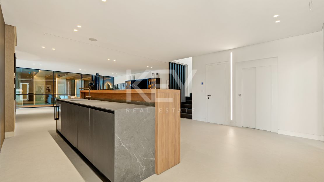 Современная вилла с видом на море и горы в Бенахависе