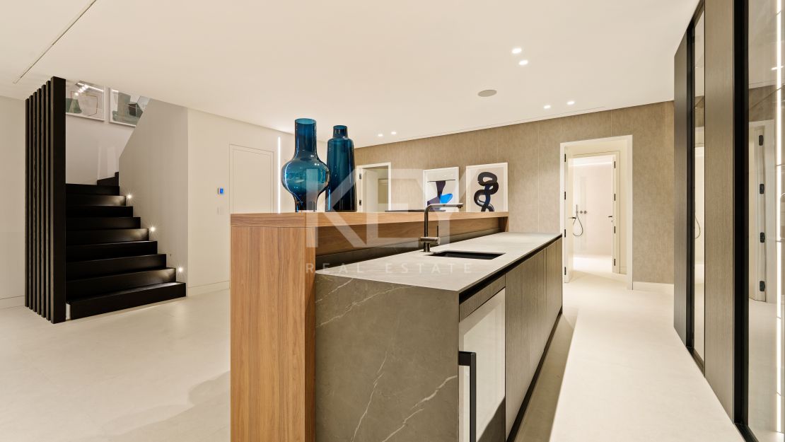 Современная вилла с видом на море и горы в Бенахависе