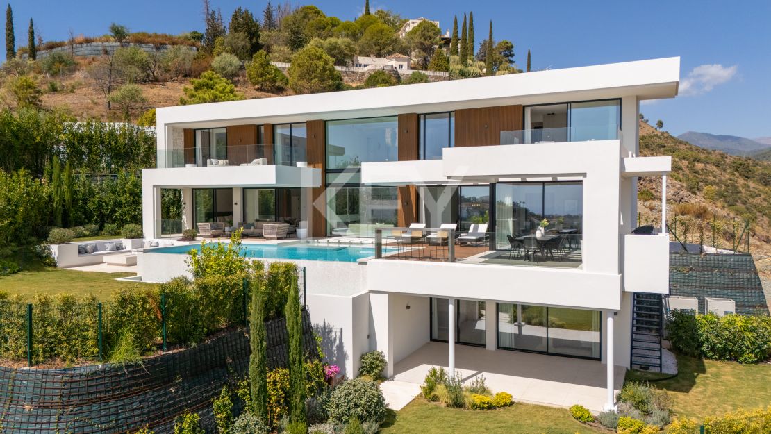 Современная вилла с видом на море и горы в Бенахависе