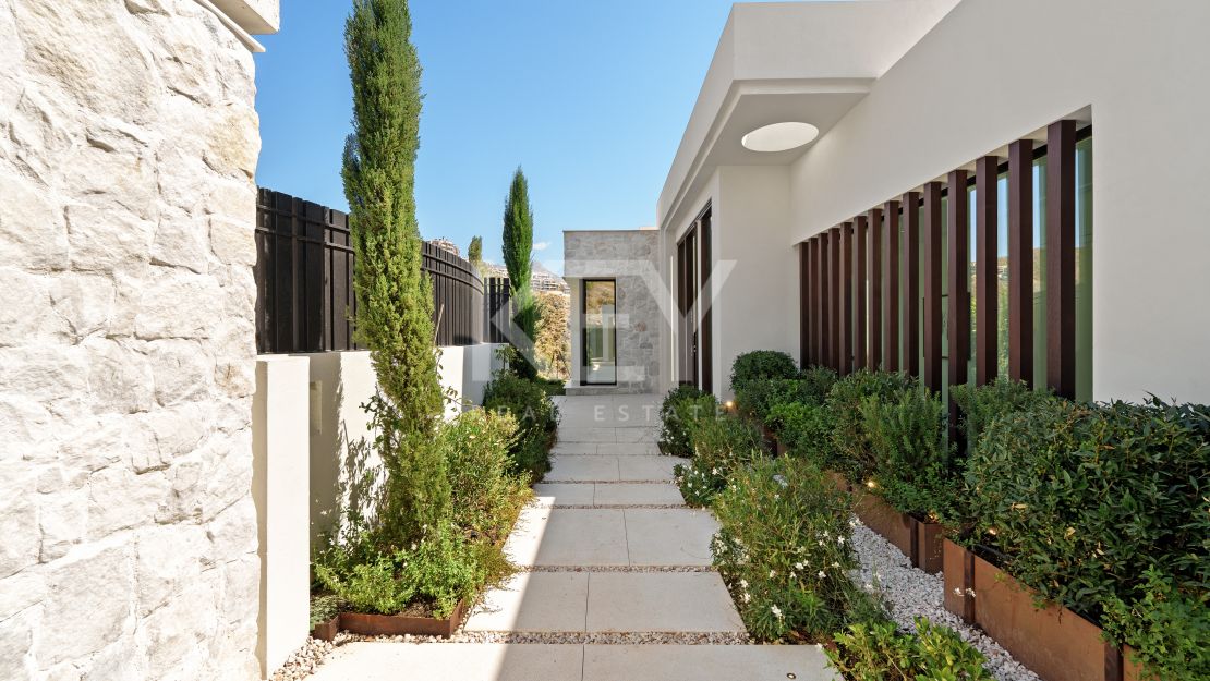 Современная вилла с видом на море и горы в Бенахависе