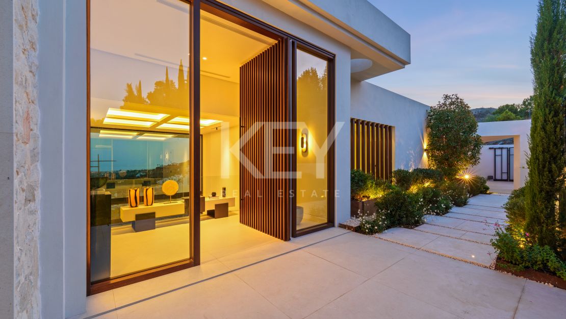 Современная вилла с видом на море и горы в Бенахависе