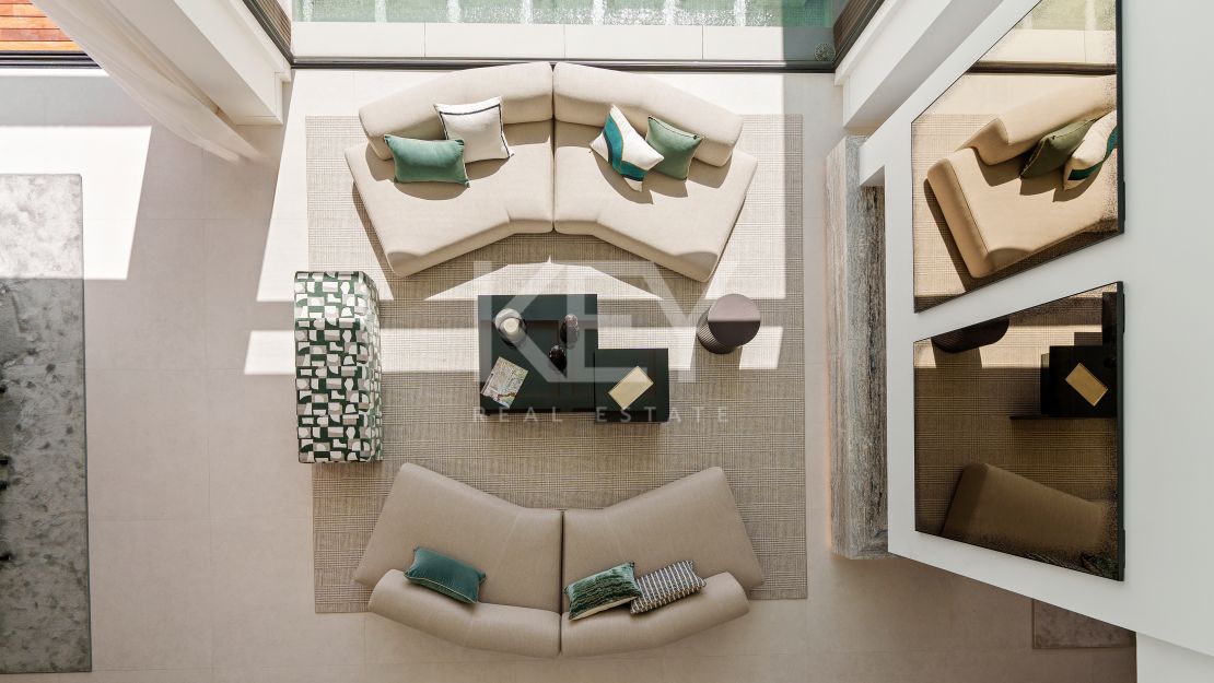 Современная вилла с видом на море и горы в Бенахависе