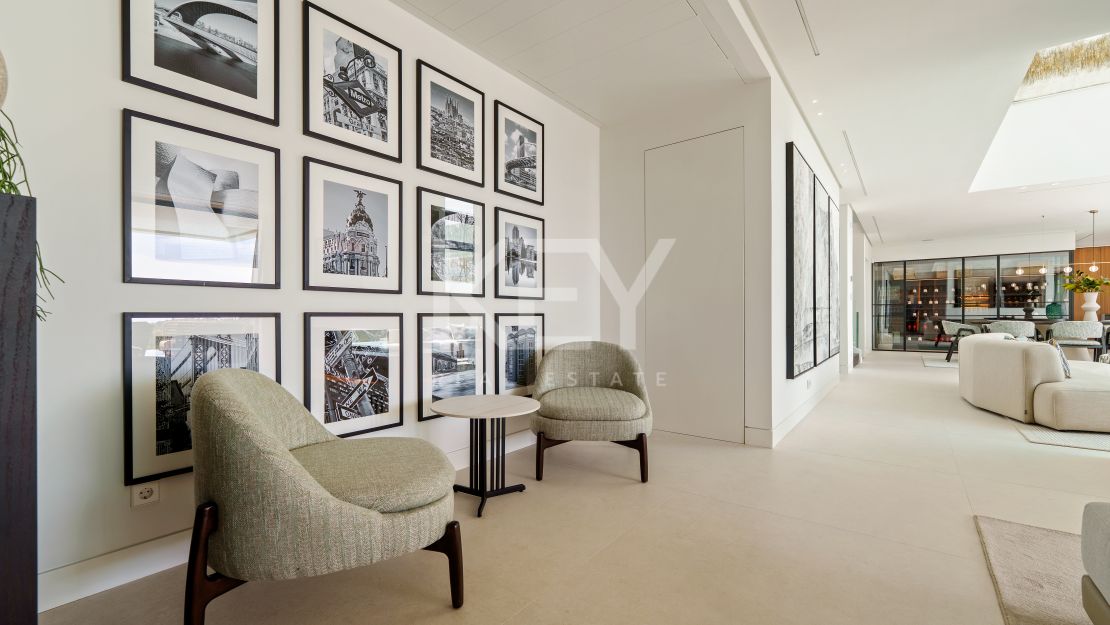 Современная вилла с видом на море и горы в Бенахависе